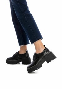 Refresh Zapatos con cordones - black