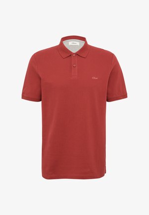 Maglietta polo rossa realizzata in tessuto a trama, con colletto a costine, patta con due bottoni, maniche corte e un piccolo logo ricamato sul petto.