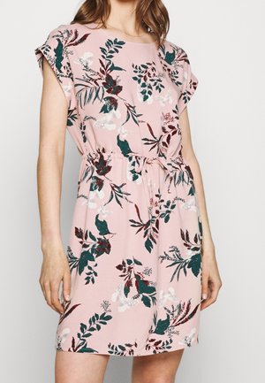 Vestido floral con fondo rosa, que presenta hojas verdes y burdeos, además de mariposas blancas. Mangas cortas y una cinturilla ajustable.