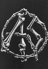 Zwart stof met een grafisch ontwerp van met elkaar verbonden witte botten die een cirkelvormige vorm vormen, wat een opvallend skeletpatroon creëert.