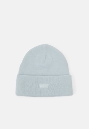 Berretto lavorato a maglia azzurro chiaro con risvolto, caratterizzato da un logo Levi's goffrato e discreto sulla parte frontale. Texture morbida e design semplice.