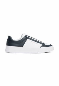 Sneaker basse bianche e navy con tomaia in pelle liscia, punta rotonda, lacci bianchi e logo del marchio sul lato. Suola in gomma testurizzata.
