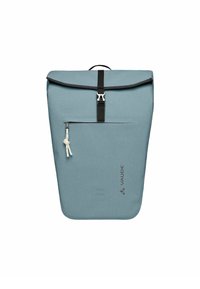 Sac à dos bleu avec un design à rabat enroulable, poche zippée à l'avant, sangle noire et fermeture à boucles, présentant un tissu texturé et un détail de logo.