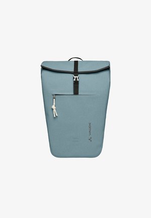 Blauwe rugzak met een oprol-ontwerp, voorvak met rits, zwarte riem en sluiting met gesp, met een gestructureerde stof en logodetail.