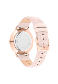 Rückansicht einer roségoldenen Armbanduhr mit zartem rosa Lederarmband und Gehäuse aus rostfreiem Stahl, das mit Marken- und Wasserdichtigkeitsdetails graviert ist.