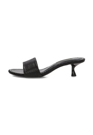 Sandalia mule negra de punta abierta con tira texturizada y tacón curvado de altura media sobre fondo blanco.