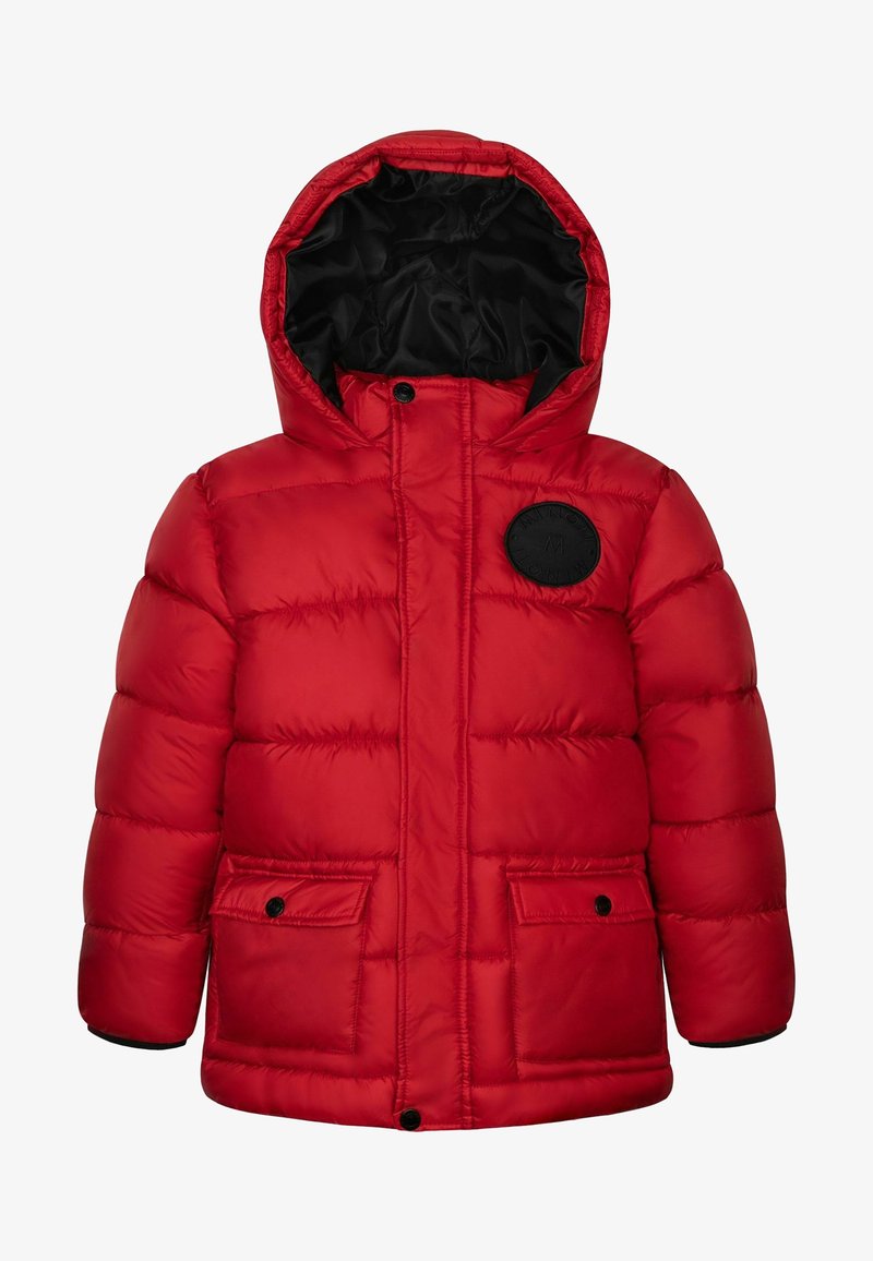 Doudoune rouge avec capuche, dotée d'un doublure intérieure noire, d'un rembourrage supplémentaire, de deux poches avant et d'un patch rond noir sur la poitrine.