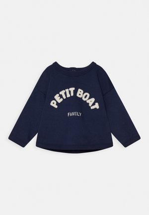 Marineblå langærmet sweatshirt med rund halsudskæring. Udstyret med broderet tekst "PETIT BOAT" i cremefarve og "FAMILY" nedenunder. Blød tekstur.