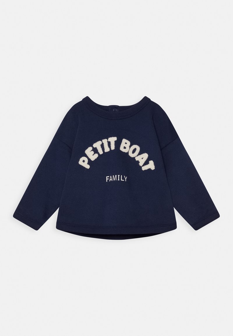 Sweater à manches longues bleu marine avec un col rond. Présente un texte brodé "PETIT BOAT" en crème et "FAMILY" en dessous. Texture douce.