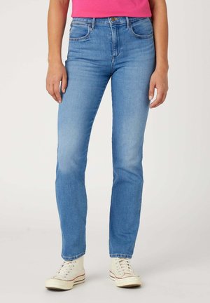Jean en denim bleu clair avec une coupe slim, un design à cinq poches et une taille mi-haute, présentant une légère décoloration et un ourlet propre.
