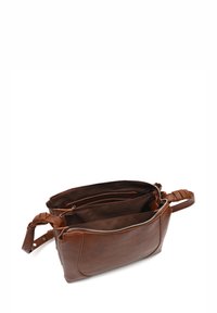 Borsa a tracolla in pelle marrone con chiusura a zip, tracolla regolabile e molteplici tasche interne. Superficie liscia con un dettaglio della maniglia annodata.