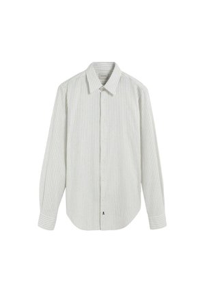 Camisa de botones a rayas claras con mangas largas, cuello abierto y un ajuste relajado. Tela suave con rayas verticales en azul y gris.