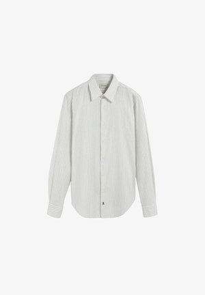 Camisa de botones a rayas claras con mangas largas, cuello abierto y un ajuste relajado. Tela suave con rayas verticales en azul y gris.