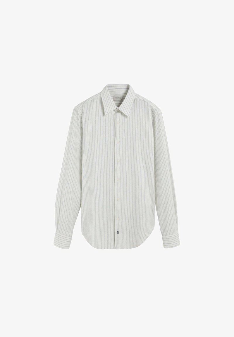 Camisa de botones a rayas claras con mangas largas, cuello abierto y un ajuste relajado. Tela suave con rayas verticales en azul y gris.