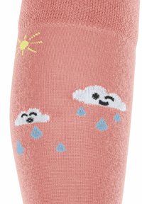 Rosa Socken mit einem strukturierten Strickmuster, das eine gestickte Sonne, Wolken und Regentropfen in Weiß und Blau zeigt.