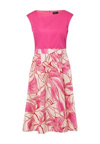 Roze jurk met een getailleerde lijfje en een flared rok. De rok heeft een bloemenpatroon in roze en rood op een crèmekleurige achtergrond.