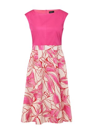 Roze jurk met een getailleerde lijfje en een flared rok. De rok heeft een bloemenpatroon in roze en rood op een crèmekleurige achtergrond.