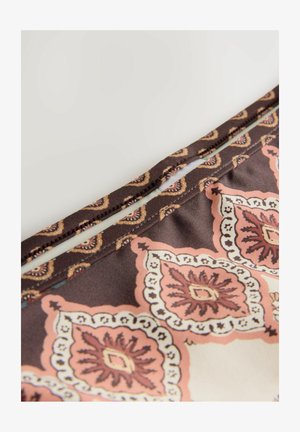 Stof met een bruin, roze en crème patroondesign met bloemmotieven en ingewikkelde randen. Gladde textuur en zachte afwerking.