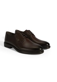 Braune Leder-Designerschuhe mit glatter Oberfläche, runder Zehenform und traditionellen Schnürsenkeln. Sie verfügen über einen niedrigen, stabilen Absatz und minimale Nahtdetails.