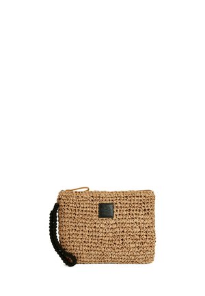 Pochette rettangolare intrecciata color cammello con cinturino da polso nero intrecciato e piccolo logo a toppa nero sul davanti.