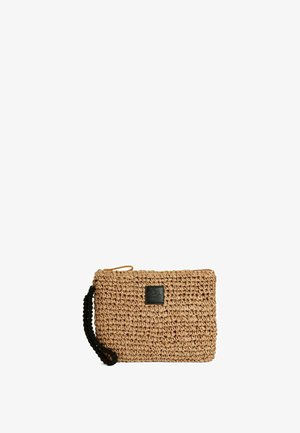 Pochette rettangolare intrecciata color cammello con cinturino da polso nero intrecciato e piccolo logo a toppa nero sul davanti.