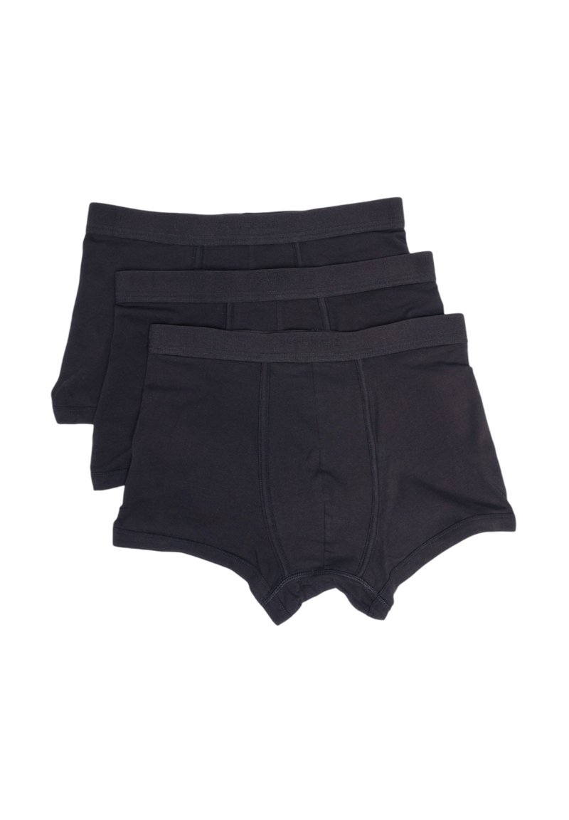 Tre par svarta bomullskalsonger för män staplade, med frampanel och elastiska midjeband synliga mot vit bakgrund.