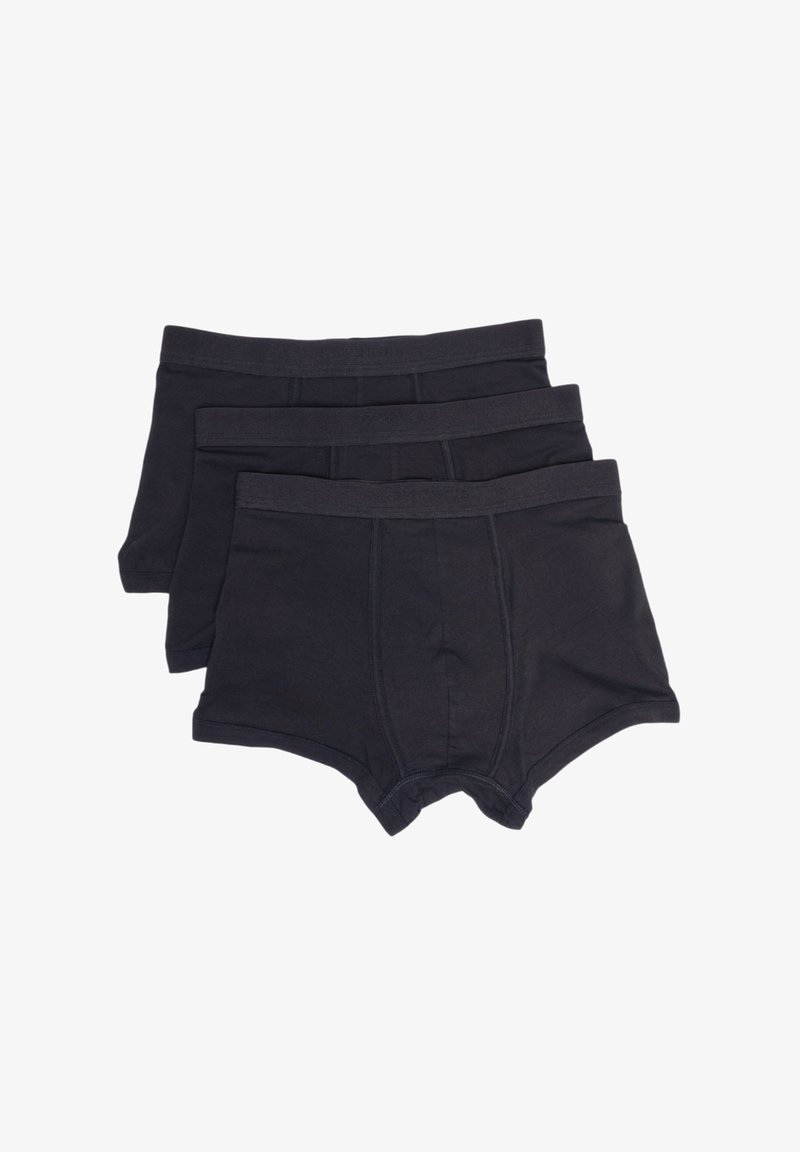 Tři páry černých bavlněných pánských boxerů naskládaných, ukazující přední panel a elastické pasy na bílém pozadí.