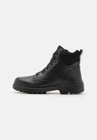 Botín de cuero negro con un cuello de ante texturizado, diseño con cordones, suela de goma con patrones de agarre y etiqueta GORE-TEX impermeable.