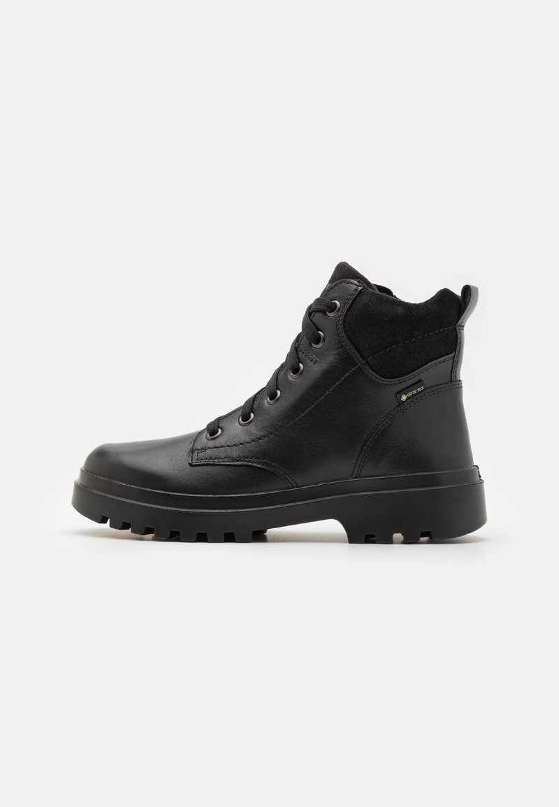 Botín de cuero negro con un cuello de ante texturizado, diseño con cordones, suela de goma con patrones de agarre y etiqueta GORE-TEX impermeable.
