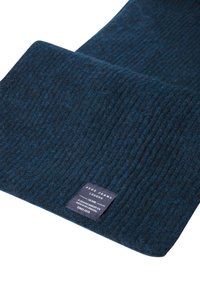Sciarpa a coste di colore blu scuro, realizzata in morbido tessuto a maglia. Presenta un'etichetta in tessuto con le informazioni del marchio cucita a un'estremità.