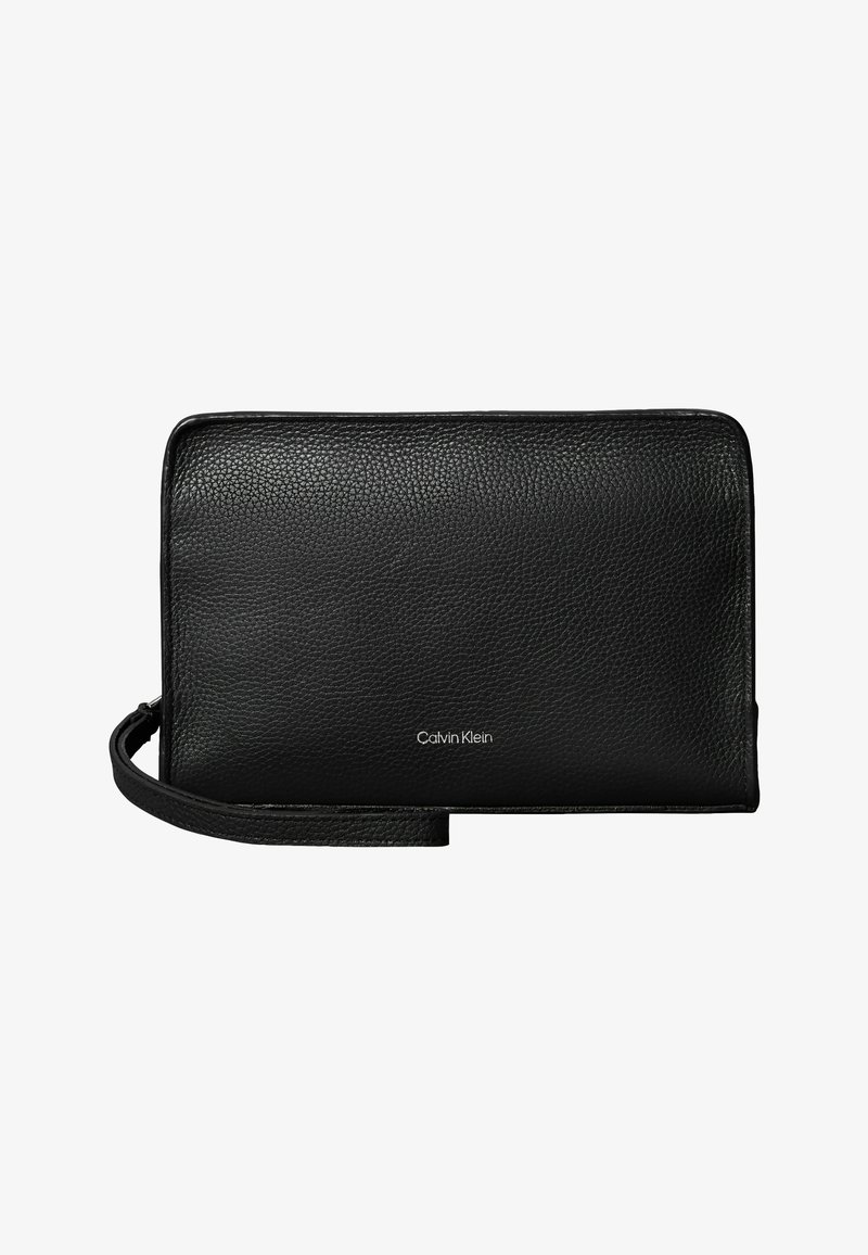 Μαύρο δερμάτινο ρολόγι Calvin Klein με υφή επιφάνειας και μικρό ασημένιο λογότυπο στο κέντρο μπροστά.