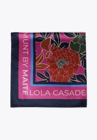 Seidenschal mit floralem Design, der rote und grüne Blumen auf einem rosa Hintergrund zeigt, umrandet von navyblauen und rosafarbenen Akzenten sowie Text.