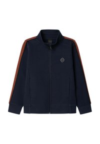 Mørkeblå lynlåsjakke med røde striber langs ærmerne og et lille diamantformet logo på venstre bryst.