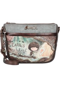 Ciemnobrązowa i szara torba na ramię z artystycznym wzorem przedstawiającym dziewczynę i tekst, wykonana z teksturowanej skóry, z regulowanym paskiem i ozdobnymi charmsami.