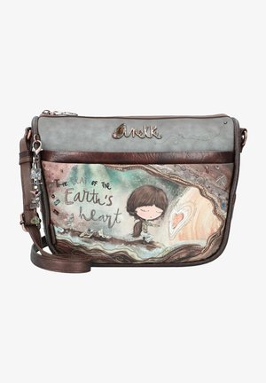 Sac à bandoulière marron foncé et gris avec un design artistique représentant une fille et du texte, en cuir texturé, avec une sangle ajustable et des charms décoratifs.