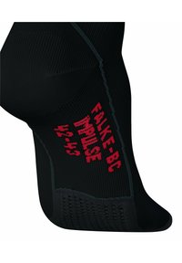 Calza nera con texture a costine, con testo rosso "FALKE BC IMPULSE" e taglia (42-43) sul lato. Design con tallone e punta rinforzati.