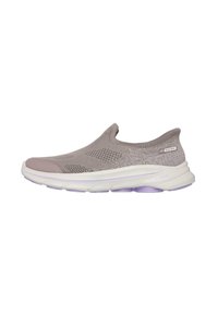 Zapatilla gris tipo slip-on con parte superior de punto texturizado, puntera reforzada y suela blanca acolchada con acentos en lavanda.
