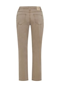 Beige bukser med lige ben, to baglommer, synlige syninger og en lille rektangulær etiket nær linningen på en hvid baggrund.