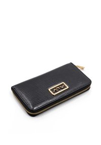 Portafoglio in pelle nera con texture, dotato di una cerniera dorata e di un logo rettangolare dorato sulla parte anteriore. Design slim, adatto per carte e banconote.