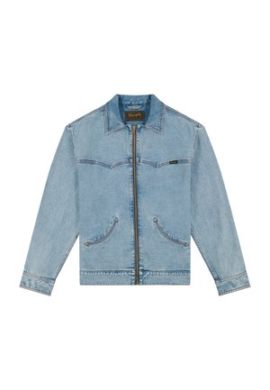 Svetlomodrá denimová bunda so zipsom vpredu, golierom, dvoma šikmými vreckami a značkovou nášivkou Wrangler na hrudi a golieri.