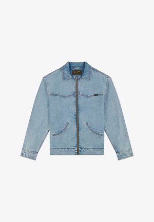 Svetlo modra denim jakna z zadrgo na sprednji strani, ovratnikom, dvema poševnima žepoma ter oznako blagovne znamke Wrangler na prsih in ovratniku.