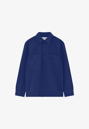 Chemise bleu marine à boutons avec col, deux poches poitrine et boutons noirs. Fabriquée en tissu à la texture lisse et à la conception simple.