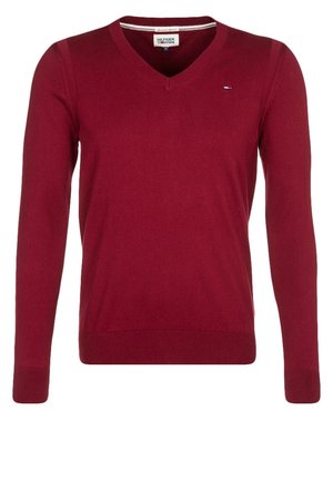 Czerwony męski sweter z długim rękawem i dekoltem w serek, z prążkowanymi ściągaczami przy rękawach i u dołu, z małym logo Tommy Hilfiger na piersi.