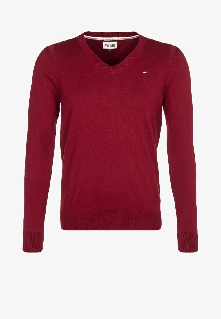 Pull rouge homme col en V manches longues, avec poignets et ourlet côtelés, avec un petit logo Tommy Hilfiger sur la poitrine.