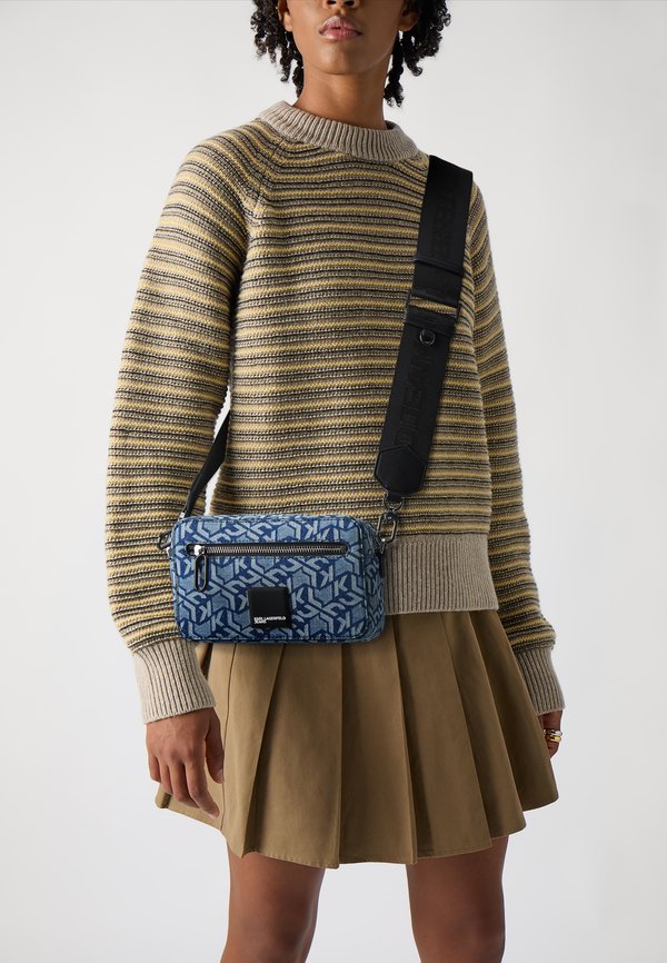 BOX LOGO MONO - Cross body bag