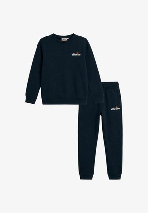 Ensemble sweat-shirt et pantalon de survêtement bleu marine avec le logo "ellesse" sur la poitrine et sur le haut de la cuisse gauche, tous deux dotés de poignets côtelés.