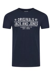 Camiseta de algodón azul marino con mangas cortas y cuello redondo. Presenta texto en blanco: "19 ORIGINALS 90 JACK AND JONES HIGHEST QUALITY EST.1990."