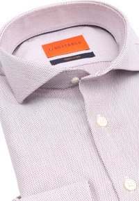 Rood-witte overhemd met patroon, voorzien van een puntkraag, twee knopen en een label van non-iron stof van het merk Suitable.