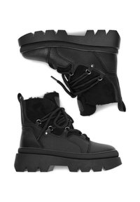 Cizme de iarnă din piele neagră și suede, cu tălpi groase și cu șanțuri, cu sistem de închidere cu șireturi și căptușeală din fleece în interior.