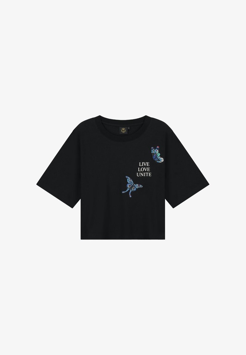 Zwarte cropped t-shirt met korte mouwen, voorzien van een blauwe vlinderprint en de tekst "LEEF LIEFDE EENHEID" in het wit op de voorkant.